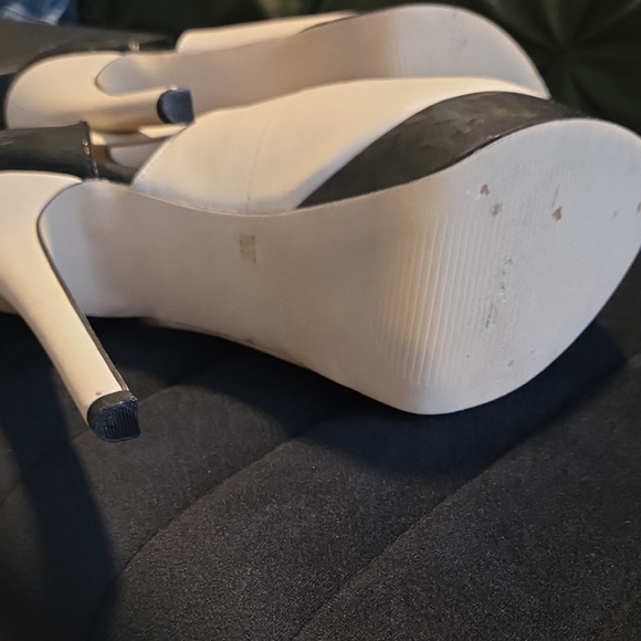 Sole Society Black and Cream Heels - Picture 3 of 7